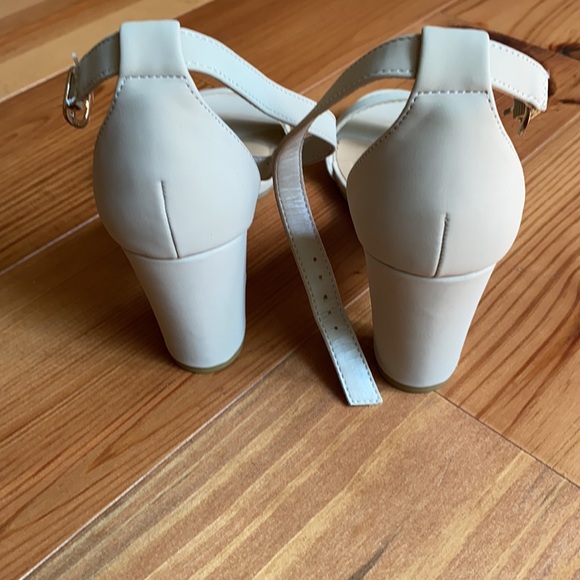 Women’s taupe heels size 6 - Picture 2 of 4